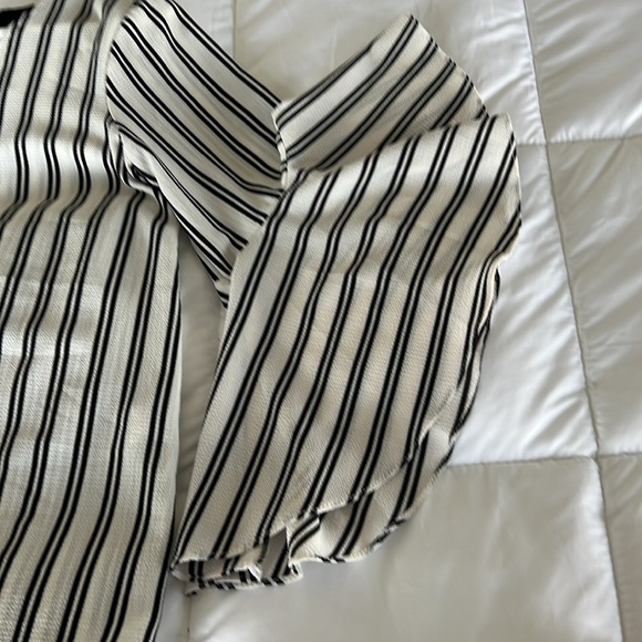 Straight cut, flared sleeve blouse with black tie up in back. Green Envelope. - Picture 5 of 10